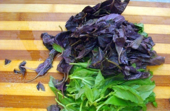 1. Этап. Аджаб сандал с мясом: Базилик и кинзу промойте и мелко нашинкуйте.