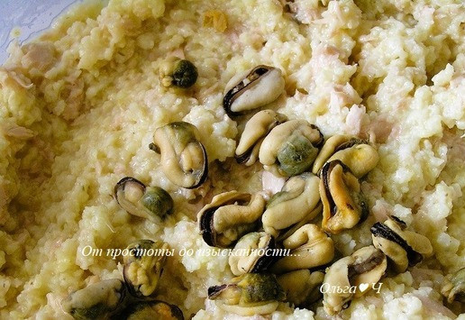 1. Этап. Пшено с тунцом и морепродуктами: Присоедините мидии.