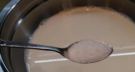 1. Этап. Ватрушки с повидлом: В теплое молоко добавляем сахар и неполную чайную ложку соли.