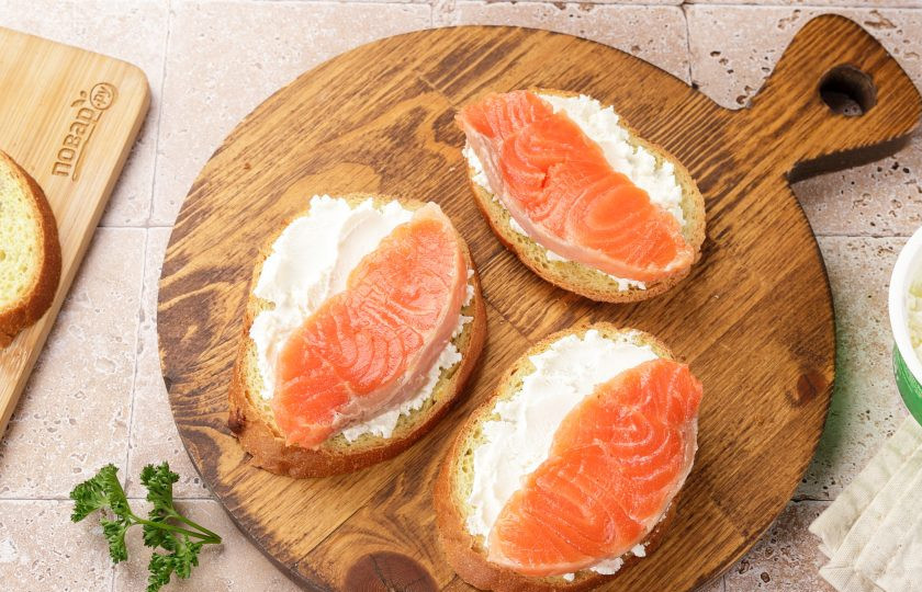1. Этап. Бутерброды к пиву на скорую руку: На каждый кусочек хлеба выложите нарезанную рыбу.