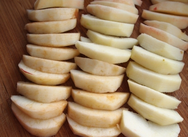 1. Этап. Яблочный пирог с творогом и цукатами: 6. Яблоки мою и очищаю от кожуры, нарезаю их на половинки, вычищаю семена, затем нарезаю яблоки тонкими дольками.