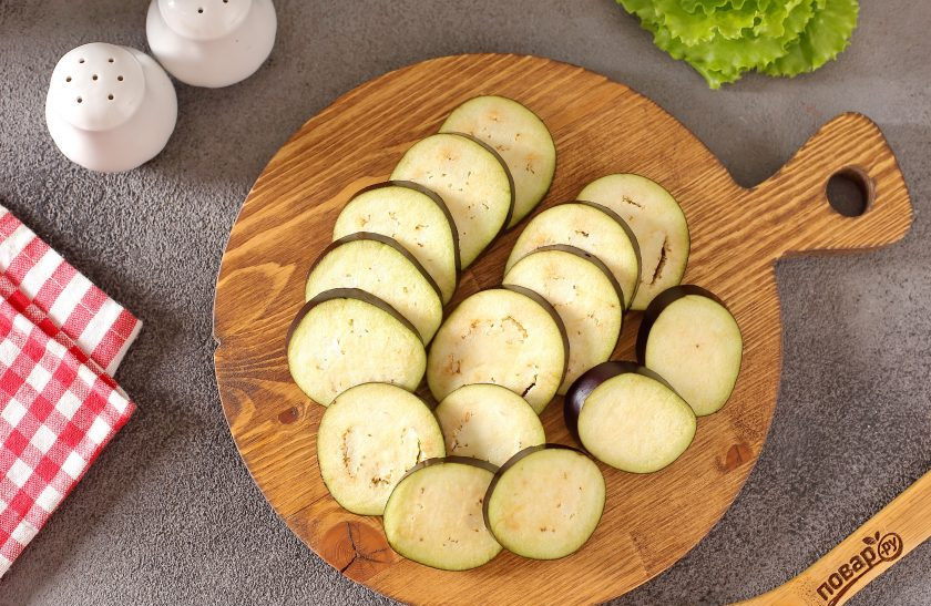 1. Этап. Баклажаны-бургеры: Баклажан нарежьте кружочками около 5 мм.