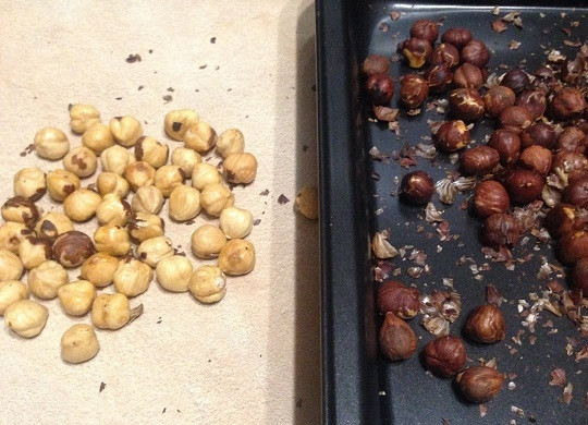 1. Этап. Песочное печенье с фундуком и шоколадом: 1. Первым делом подсушим в духовке и очистим фундук.