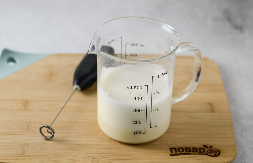 1. Этап. Капучино: Молоко подогрейте, затем взбейте с помощью френч-пресса или капучинатора.