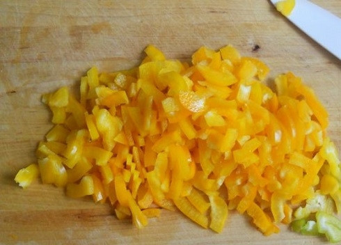 1. Этап. Салат с морковкой: Перец очистим от сердцевины с семенами и нарежем тонкими короткими полосками.