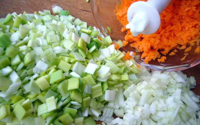 1. Этап. Ризотто с овощами и грибами: Измельчаем белый лук и лук-порей. Морковь можно измельчить, при помощи блендера.