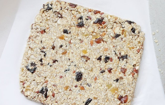 1. Этап. Батончик мюсли своими руками: Раскладываем смесь на пергаменте пластом в 1 см. Запекаем около 10 мин. при 170 градусах. Потом разрезаем на кусочки.