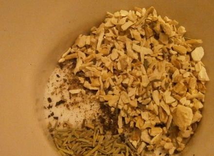 1. Этап. Рулька свиная в аэрогриле: 1. Первым делом вымойте рульку и обсушите немного бумажным полотенцем. Подготовьте специи. В данный простой рецепт рульки свиной в аэрогриле используется корень сельдерея, сушеный имбирь и хрен, перец, немного цедры лимона и перец. Все как следует перемешайте.