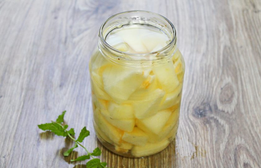 1. Этап. Дынная водка: Залейте дыню водкой.