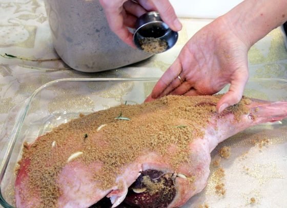 1. Этап. Баранья нога: 4. Смешайте соль, сахар и перец. Щедро натрите смесью ногу со всех сторон. Выпекайте баранью ногу при 200 градусах 20 минут, затем уменьшите нагрев до 165 градусов и выпекайте ногу до внутренней температуры 60-65 градусов.