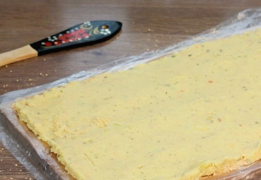 1. Этап. Картофельный рулет с консервированным тунцом: 11... и разравниваем его в прямоугольник (33*20 см).