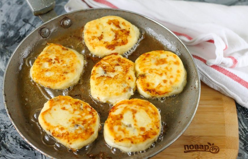 1. Этап. Сырники из кислого творога: Аккуратно переверните сырники на другую сторону, обжарьте также до румяности около 2 минут.