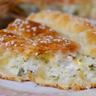 Слоеный пирог с сыром и зеленью