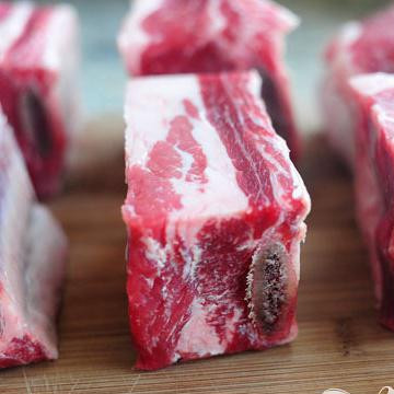 1. Этап. Рёбрышки в томатном соусе: Порубите рёбрышки на небольшие кусочки (если вы не купили сразу порубленные).