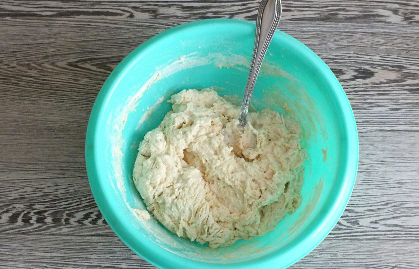 1. Этап. Хлеб с уксусом: Уксусный и солевой раствор добавьте в чашу с замешиваемым тестом. Перемешайте ложкой. После месите руками. Тесто будет изначально липнуть, но постепенно станет 