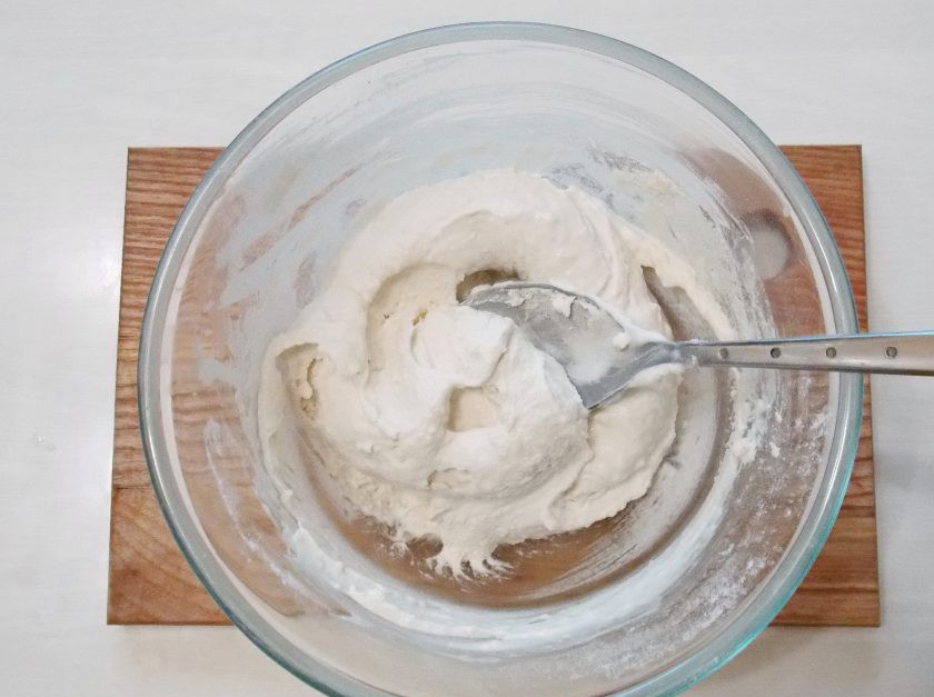 1. Этап. Кексы из мороженого: Быстро перемешайте до однородного теста.