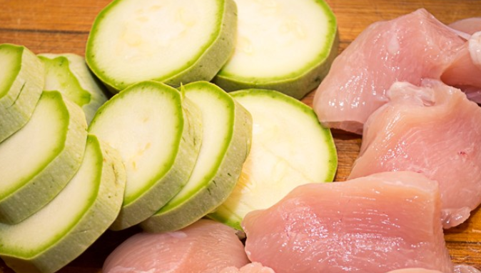 1. Этап. Кабачки, жаренные на мангале: Первым делом промываем и нарезаем колечками кабачки. Куриное филе режем средними кусочками.