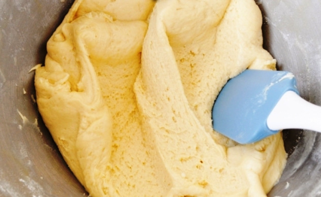 1. Этап. Печенье из сухого молока: Замесите тесто.