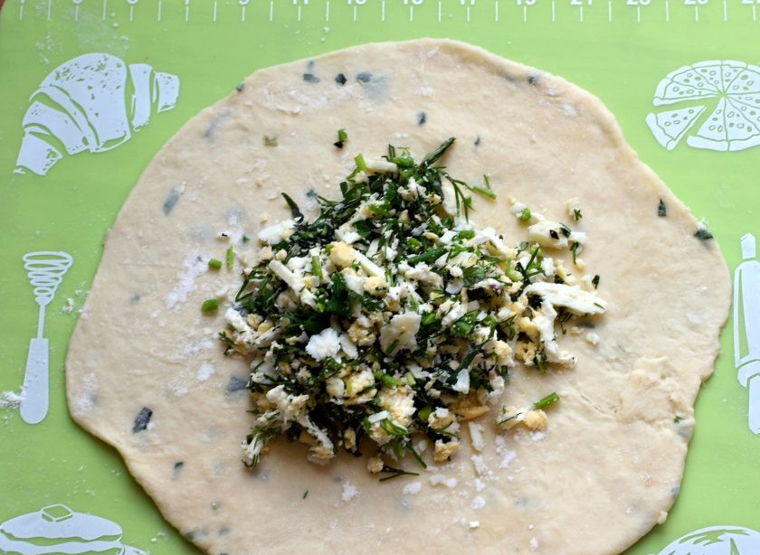 1. Этап. Очень простые сырные лепешки: Раскатайте каждый кусочек в тонкую лепешку. Выложите на середину немного начинки, соберите края теста к середине в узелок.