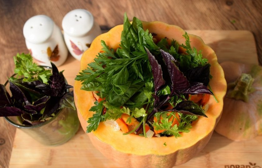 1. Этап. Тыква фаршированная мясом и овощами: Сверху — зелень, накройте 