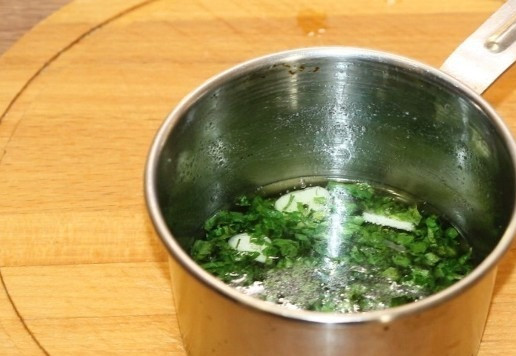 1. Этап. Морские узелки с чесночным маслом: 16. Влейте в сотейник 5-6 ст. л. растительного масла. Доведите масло до кипения, добавьте соль, измельченную петрушку и чеснок и тут же уберите сотейник с огня.