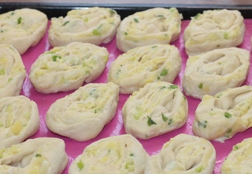 1. Этап. Слоеные пирожки с луком и картошкой: 17. Полученные заготовки переложить на противень.