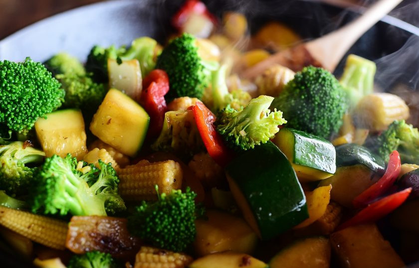 1. Этап. Овощной стир-фрай: 4. Добавьте кукурузу в овощи, протушите до готовности.
