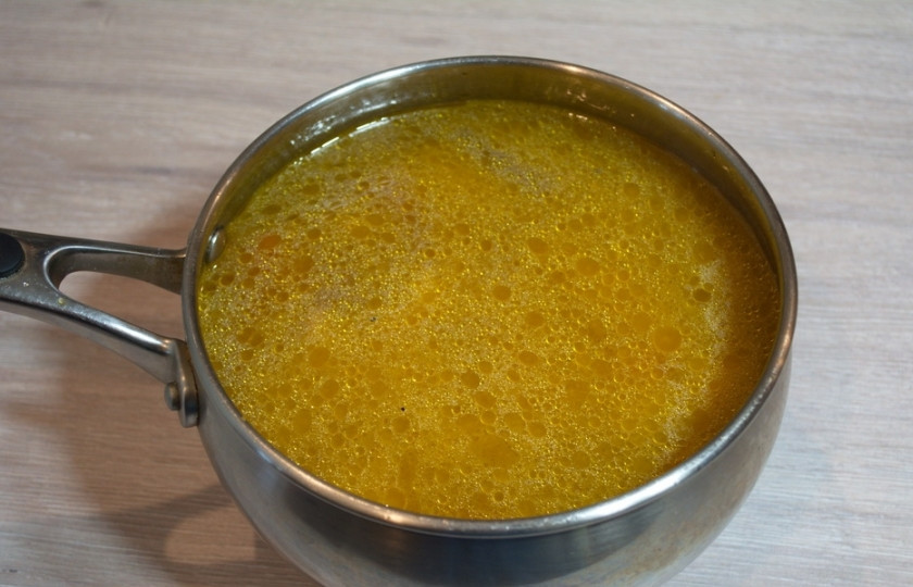 1. Этап. Азиатский куриный суп: Залейте суп бульоном или водой. Варите до готовности всех овощей. В конце варки приправьте суп специями и присолите если будет необходимость.