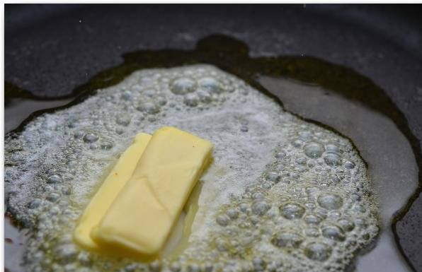 1. Этап. Паста с курицей и медом: В сковороде растапливаем сливочное и оливковое масло.