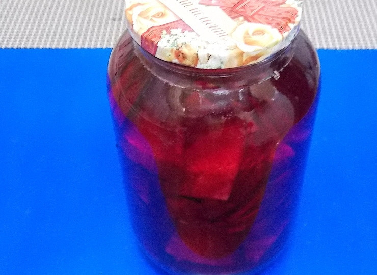 1. Этап. Свекольный квас: Влейте теплую, кипяченую воду и перемешайте. Закройте крышкой и оставьте при комнатной температуре на 7 дней.