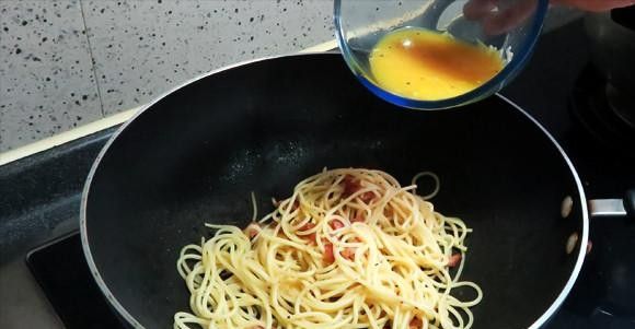 1. Этап. Паста Карбонара с беконом: Сковородку снимите с огня и подождите буквально 1 минуту. Затем добавьте к спагетти соус и энергично перемешайте, отправьте сковороду снова на огонь. Перемешивайте еще 20 - 30 секунд и добавьте немного воды, оставшейся от варки спагетти (около 10 мл), чтобы сгустить соус. Перемешайте снова. Приятного аппетита!