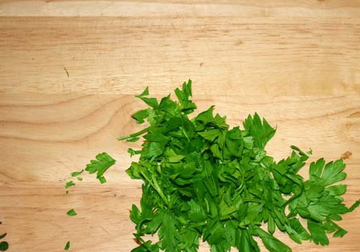 1. Этап. Гуляш из желудков куриных: Зелень петрушки моем и добавляем к желудочкам в конце готовки.