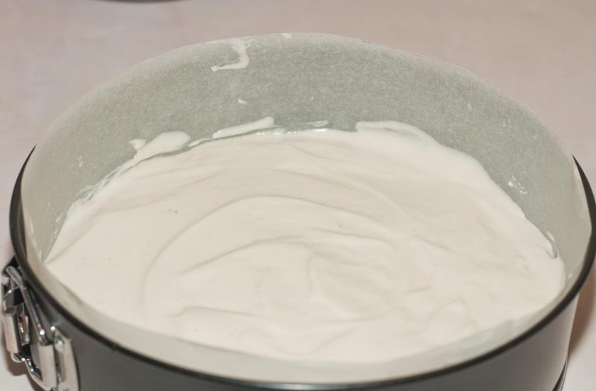 1. Этап. Торт с кремом из сливок: Далее влейте тесто, и разровняйте его. Запекайте бисквит при 180 градусах в течение 30 минут.