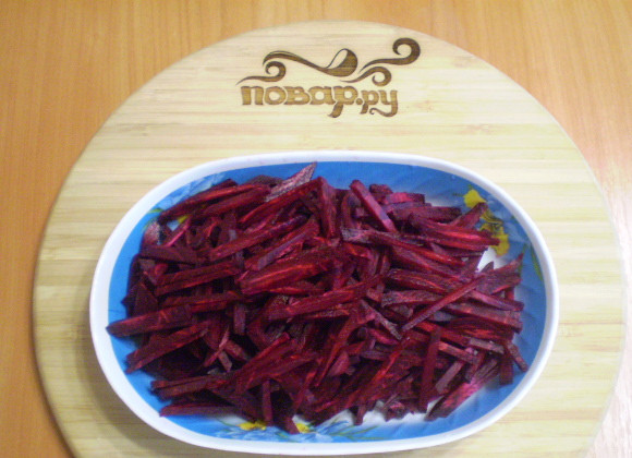 1. Этап. Сыроедческий квас: Свеклу очистите и порежьте максимально мелко, можно использовать терку.