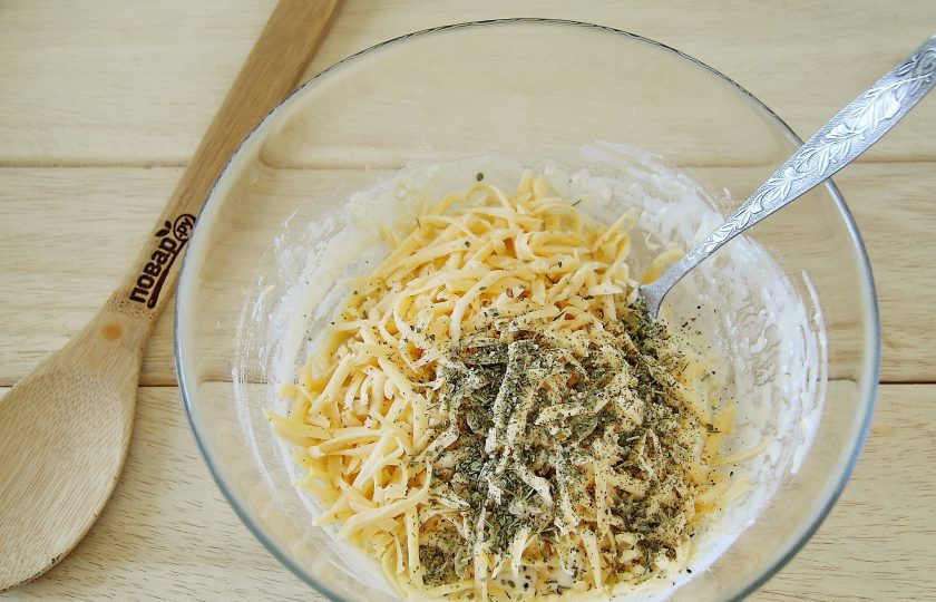 1. Этап. Лепешки на мангале: Перемешайте и добавьте тертый сыр, соль и прованские травы.