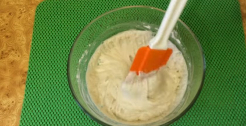 1. Этап. Булочки к чаю сдобные: 1. Приготовьте опару: стартер разведите водой комнатной температуры и хорошо перемешайте. Добавьте просеянную муку и перемешайте. Смесь накройте пленкой и оставьте на 8 часов при комнатной температуре.