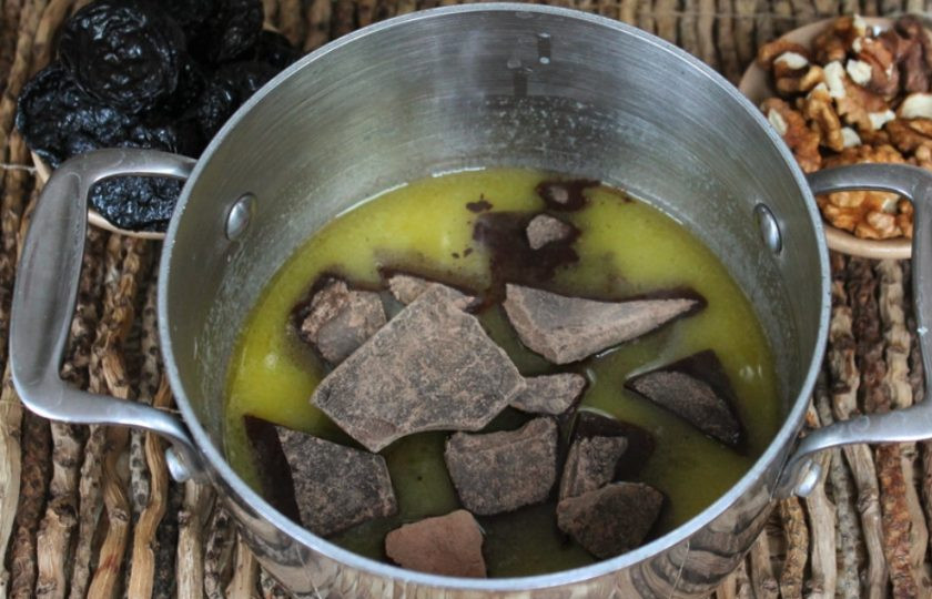 1. Этап. Чернослив с орехом в шоколаде: Затем кладем какао тертое и продолжаем разогревать до полного растворения.