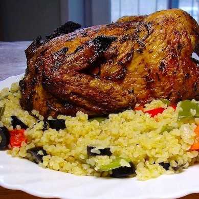 1. Этап. Цыпленок с чесноком и тимьяном: Выкладываем цыпленка на блюдо - и подаем. Приятного аппетита!