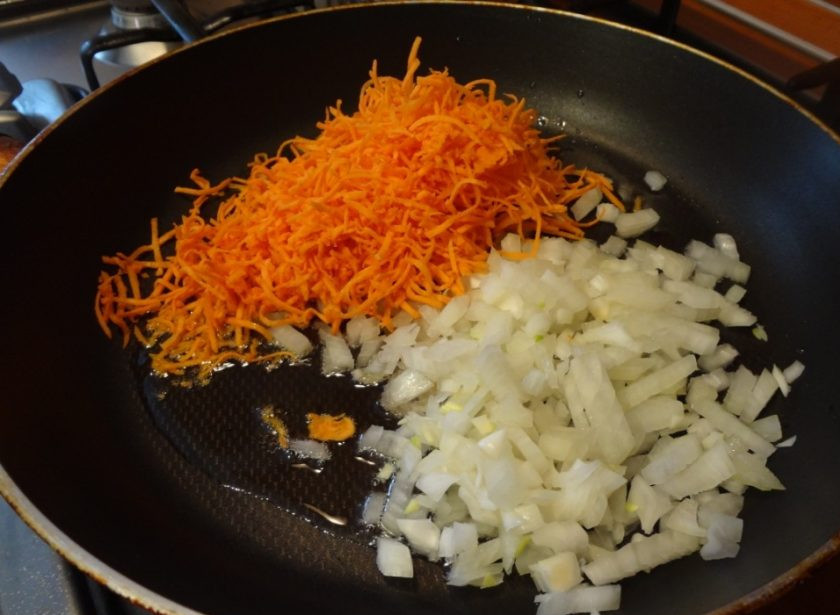 1. Этап. Пирог из куриной печени: Лук с морковью очистите и промойте. Лук измельчите, а морковь натрите. Обжарьте овощи в масле до мягкости, а потом охладите. Печень отварите до готовности и охладите.