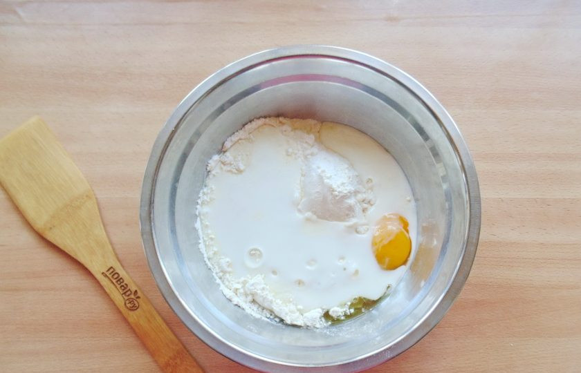 1. Этап. Оладьи с помидорами и сыром: Налейте в миску кефир.