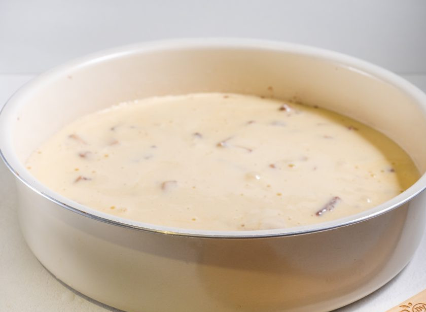 1. Этап. Шарлотка с яблоками с хрустящей корочкой: Затем оставшееся тесто.