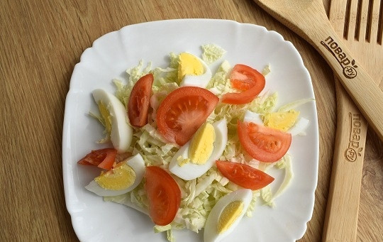 1. Этап. Салат с гренками и сыром: Затем помидор, нарезанный ломтиками.