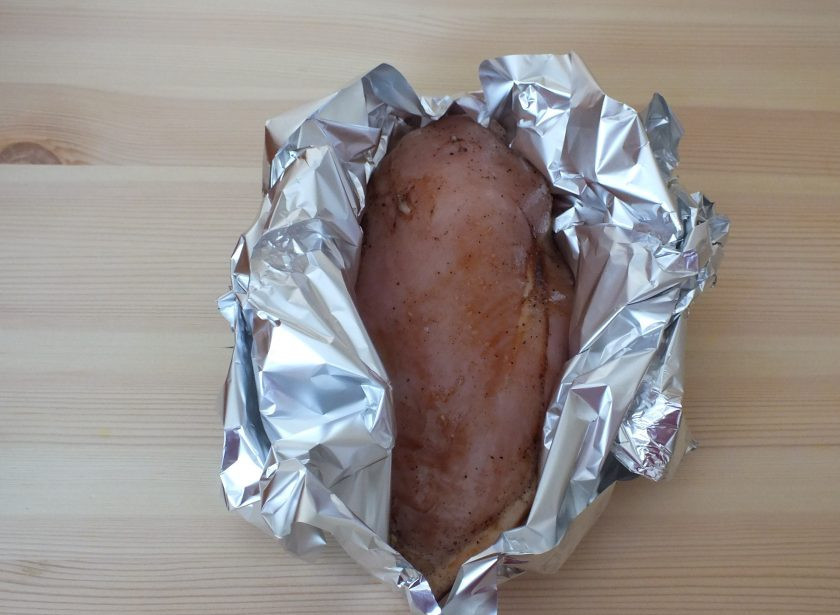 1. Этап. Салат Светофор с корейской морковью: По истечении времени заверните филе в фольгу и запекайте 30 минут. После фольгу раскройте и доведите до готовности. При протыкании ножом, выделяемый сок должен быть прозрачным.