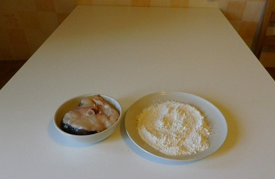 1. Этап. Стейк трески в мультиварке: 2. Для начала соедините соль, перец и специи. Рыбку вымойте, обсушите немного и натрите со всех сторон специями. Оставьте на полчасика промариноваться.