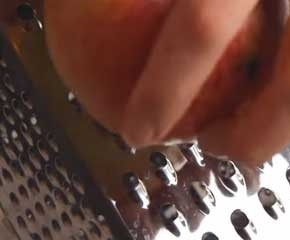 1. Этап. Пирог с яблоками и манкой: Теперь займитись яблоками. Их хорошенько промойте, очистите от кожуры, сердцевины и семечек. Яблоко можно нарезать кусочками любого размера, а можно натереть на тёрке. Я и так, и так люблю.