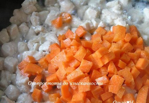 1. Этап. Летнее рагу из курицы с овощами: Куриное филе мелко нарежьте, обжарьте до изменения цвета на растительном масле. Добавьте кубиками нарезанную морковь.