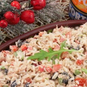 Салат с тунцом, рисом и овощами