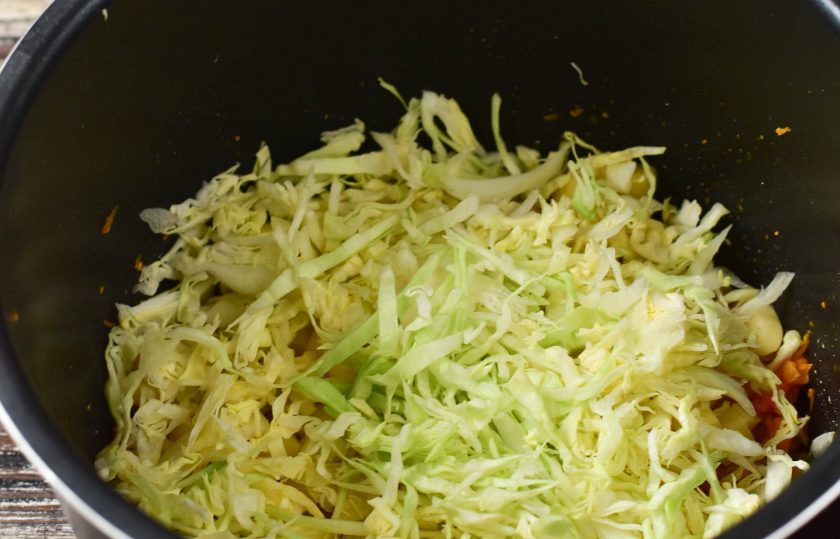 1. Этап. Щи с фрикадельками в мультиварке: На картофель выложите сверху нарезанную капусту.