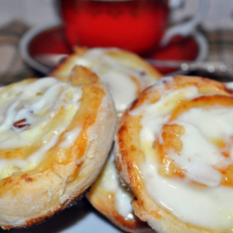 Завитушки с творогом в сметанной заливке