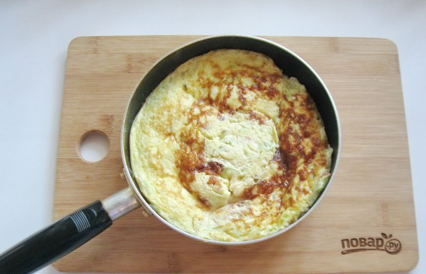 1. Этап. Омлет с сыром и кабачком: После переверните и обжарьте с другой стороны.